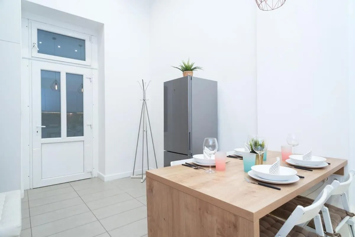 Super Central Apartment With A/C Boedapest