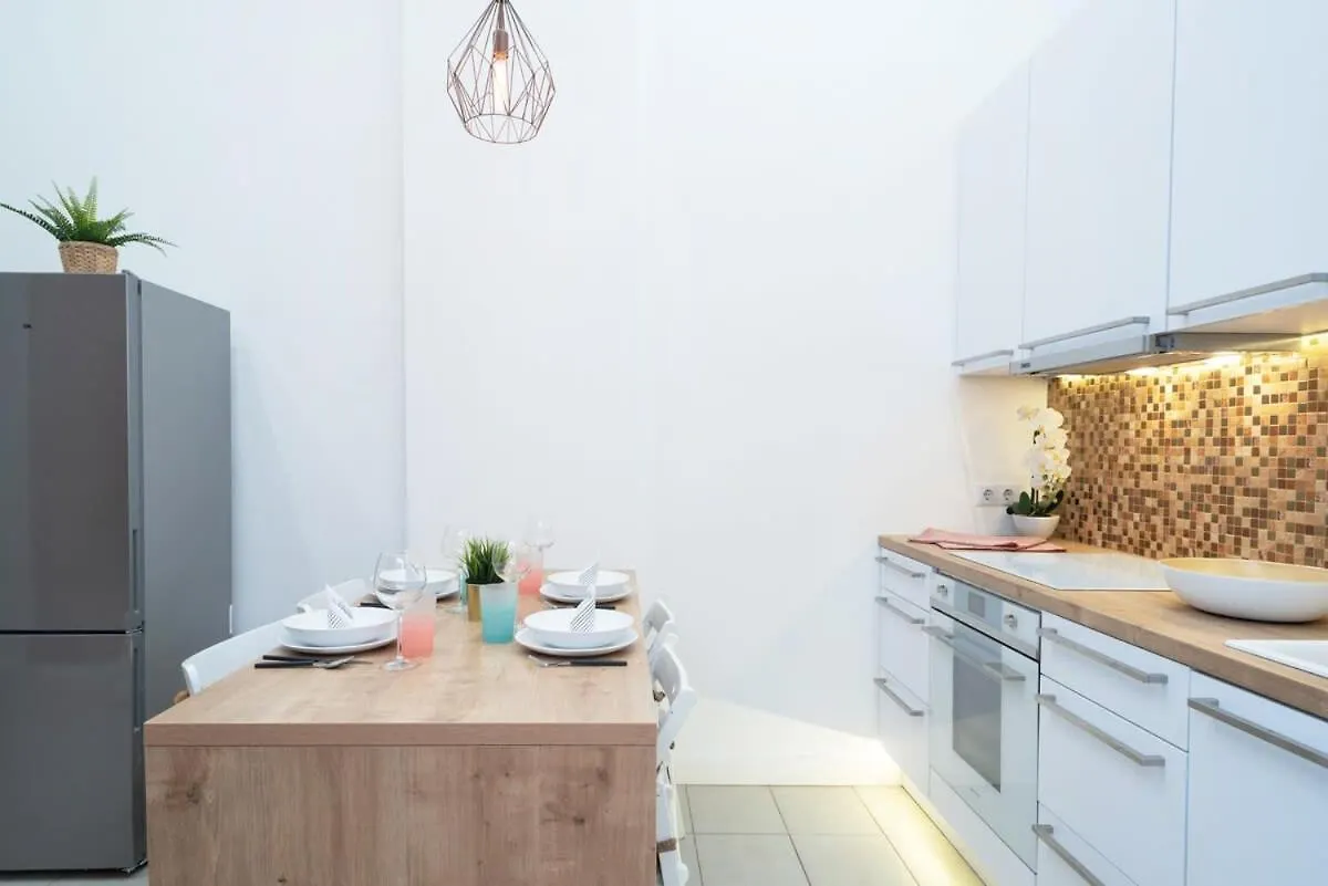 Super Central Apartment With A/C Boedapest Hongarije